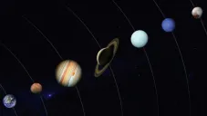 Debes de tener a la mano un telescopio o unos binoculares.