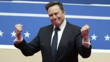 Elon Musk se defiende de críticas por supuestamente hacer saludo nazi