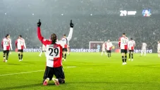 Santiago Giménez anota doblete en Champions