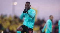 Julian Quiñones marca doblete