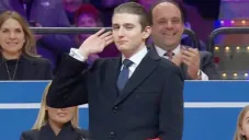 Creen que el chico puede viajar al tiempo gracias a su abuelo.