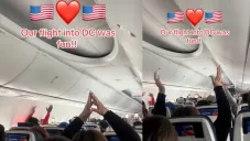 Una mujer grabó el momento en que pasajeros cantan YMCA