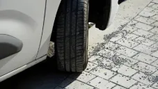 Tránsito CDMX: Esto debes pagar de multa si estacionas tu auto en la banqueta