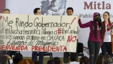 Claudia Sheinbaum intenta dialogar con la saxofonista pero ella continuó protestando