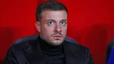 ¿Pierde a la afición? Martín Anselmi 'rechaza' bufanda de Porto en su llegada a Europa