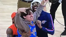 Jake Amy, aficionado del Thunder, gana 20 mil dólares al anotar desde media cancha