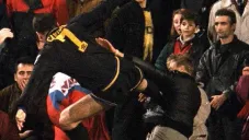 Se cumplen 30 años de la 'mítica' patada de Eric Cantona a un aficionado