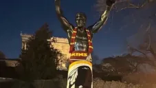 Estatua de Rocky en Filadelfia fue vista con decoración de Washington Commanders