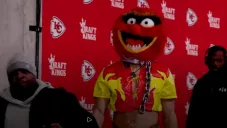 ¡Animal! Mack Hollins llega a Kansas City con disfraz de Los Muppets