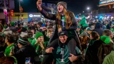 Aficionados inundan calles de Philadelphia celebrando el pase al Super Bowl LIX