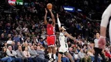Harden anota 40 puntos y Clippers vencen a Bucks por 127-117 para cortarles buena racha
