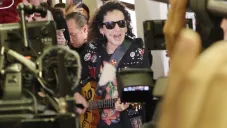 Durante el recorrido los usuarios iban cantando cada tema del rockero.