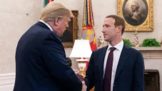 Mark Zuckerberg CEO de Meta junto a Donald Trump