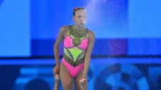 Regina Alférez, nadadora mexicana, es criticada por vender celular olímpico