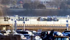 La búsqueda de los cuerpos continúa dentro del rio Potomac.