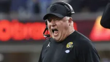 Raiders contrata a Chip Kelly como coordinador ofensivo, según reportes