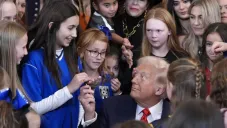 Trump prohibió a los atletas trans participar en deportes femeninos