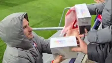 Griezmann cambiando su jersey