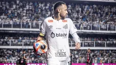 Neymar jugó con Santos de Brasil en su regreso