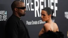 Madre de Bianca Censori reacciona a la polémica de su hija en los Grammy