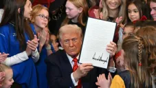 Donald Trump firmando orden ejecutiva