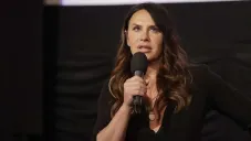 Ella es la periodista que descubrió tuits ofensivos de Karla Sofía Gascón: “Lo que encontré fue impactante”