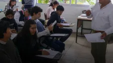 El padre o tutor debe de estar presente al momento de ingresar los datos.