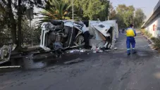 Foto: Así quedó el tráiler que cayó en el Río de los Remedios