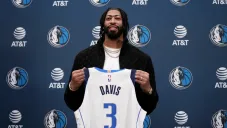 Anthony Davis es consciente del enojo de los aficionados de los Mavs tras la salida de Doncic