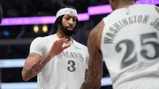 Anthony Davis se lesiona en su debut con Dallas