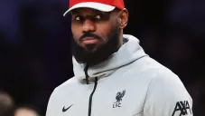 LeBron James luce indumentaria de Liverpool, equipo de la Premier League