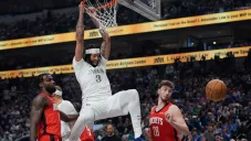 Anthony Davis brilla con Mavs antes de lesionarse; aficionados critican salida de Doncic