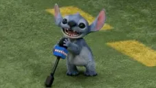 Stitch invade el campo del Caesars Superdome durante el Super Bowl LIX