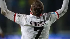 Santiago Giménez escoge su país favorito