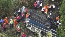 El autobús cayó en un río dejando 55 fallecidos