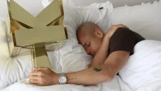 'Chicharito' presume trofeo de la Kings League Américas en redes sociales