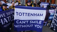 Fans de Tottenham protestan y piden salida de Daniel Levy
