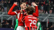 Santi Giménez con Joao Felix