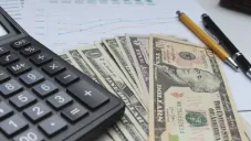 Precio del dólar 19 de febrero 2025: Le descuentan unos centavos al peso mexicano