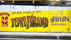 Librerías Gandhi pinta bardas al estilo de conciertos para fomentar la lectura
