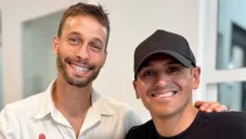 'Chupete' Suazo presume playera que Sergio Canales le regaló a su hijo