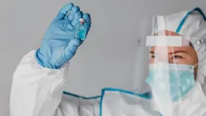 Hasta el momento el virus solamente se ha encontrado dentro de un laboratorio.