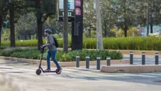 Preparan iniciativa para regularizar uso de bicis eléctricas y scooters en CDMX