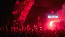 Afición da impresionante recibimiento a la Real Sociedad