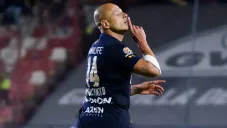 Chicharito Hernández marca gol, manda callar a la tribuna y desata las críticas en derrota de Chivas