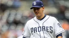 Gerardo Reyes, pitcher mexicano, firma contrato con los Diablos Rojos