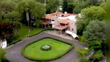 VIDEO: lujosa residencia de Silvano Aureoles, con búnker, helipuerto y piscina