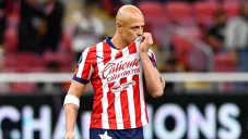 ‘Chicharito’ Hernández presume escudo de Chivas luego de victoria sobre América
