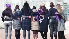 ¿Por qué no debes felicitar a las mujeres el 8 de marzo? Aquí te lo explicamos