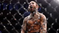 Peleador de UFC se viraliza al sacar un arma para defenderse de un intento de asalto